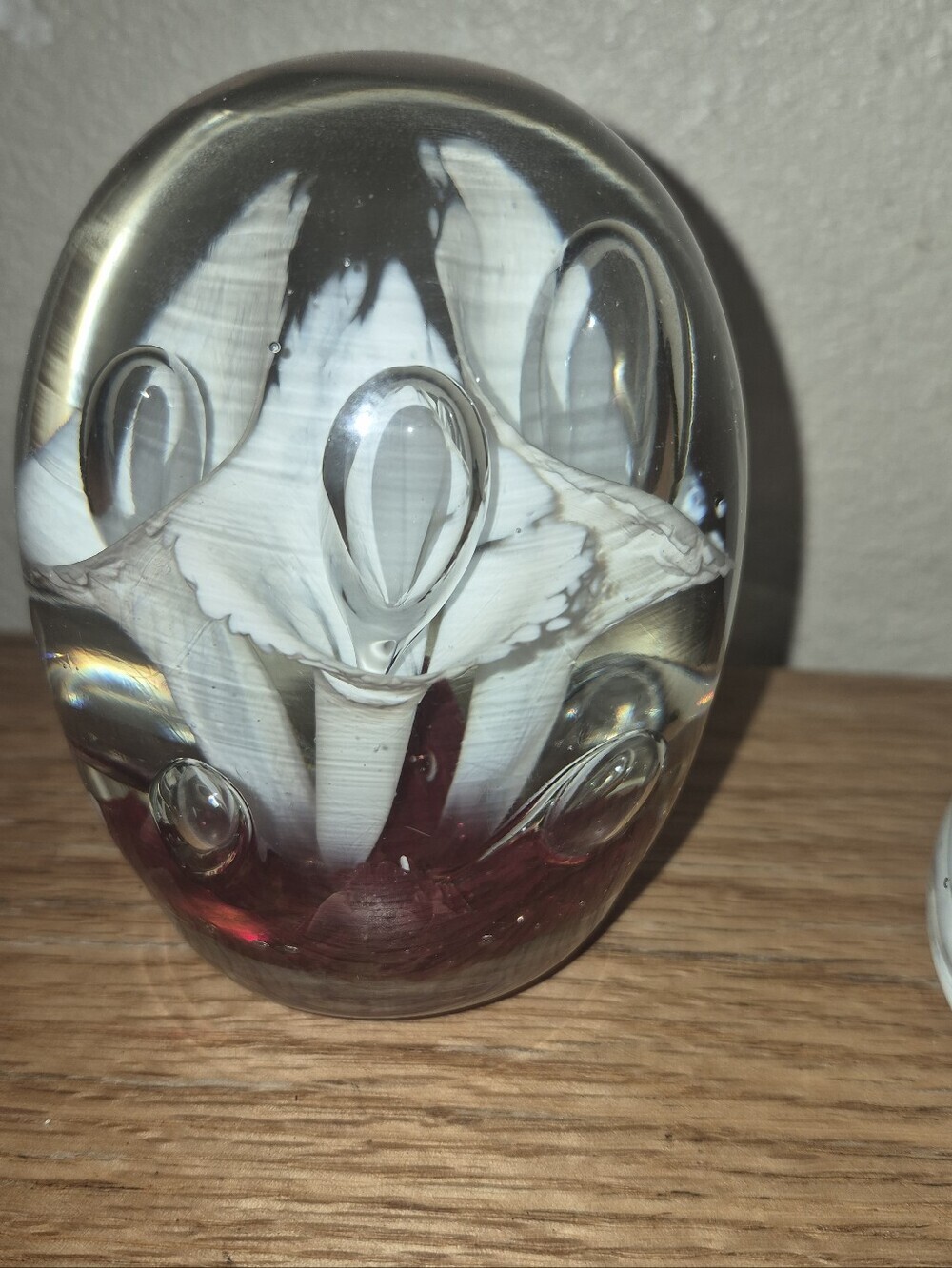 2 Art Glass Paperweights With White Trumpet Flowers On Red Controlled Bubbles - Picture 5 of 5